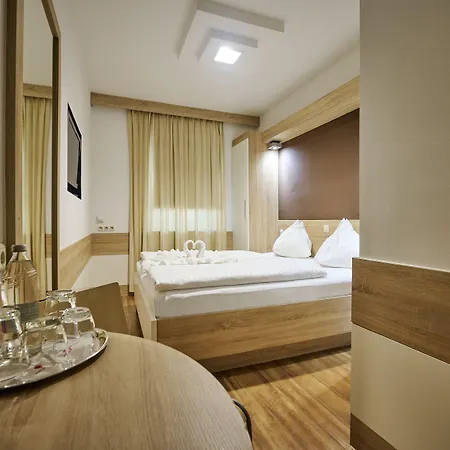 Western Strasser Hotel 3*